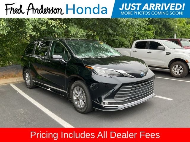2024 Toyota Sienna XLE 7-Passenger Hybrid FWD's photo
