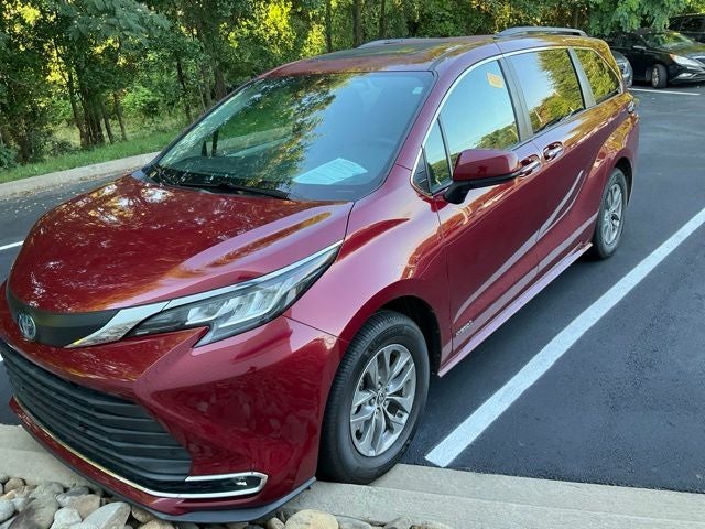2021 Toyota Sienna XLE 8 Passenger